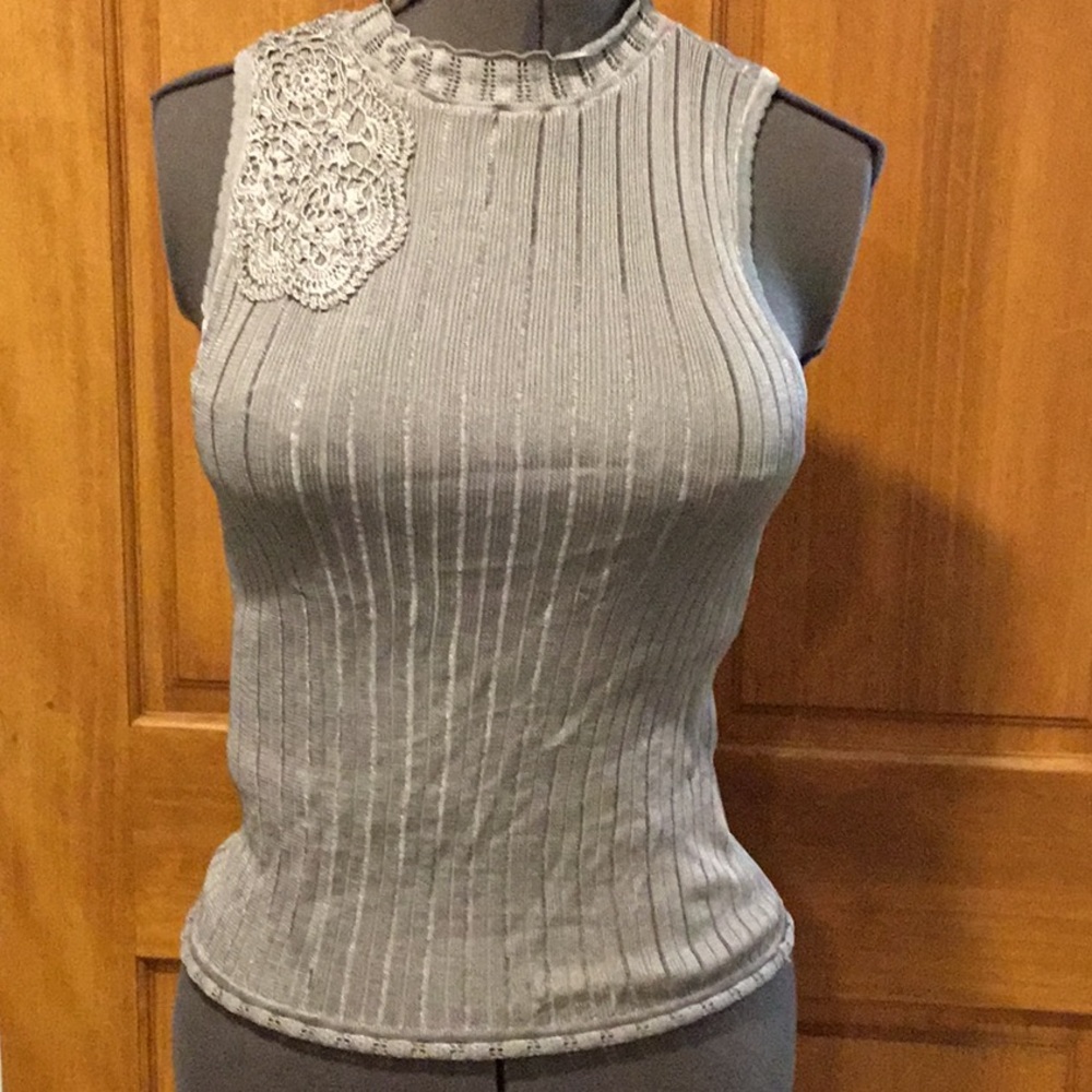 Beautifully detailed Guess pullover top L Large